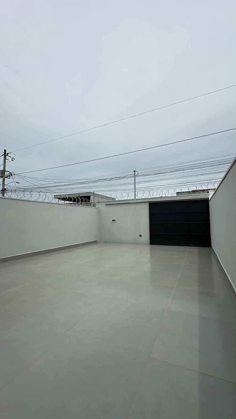Garagem descoberta com portão