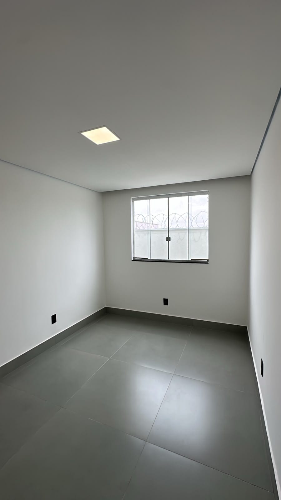 Quarto com janela de vidro