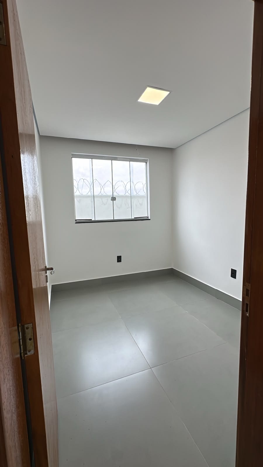 Quarto com janela de vidro
