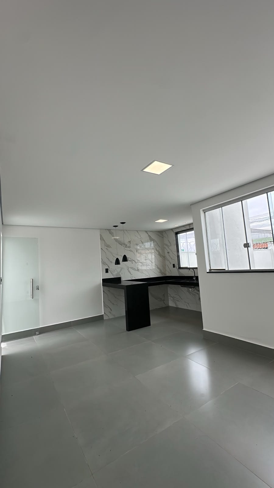 Sala conjugada com cozinha aberta